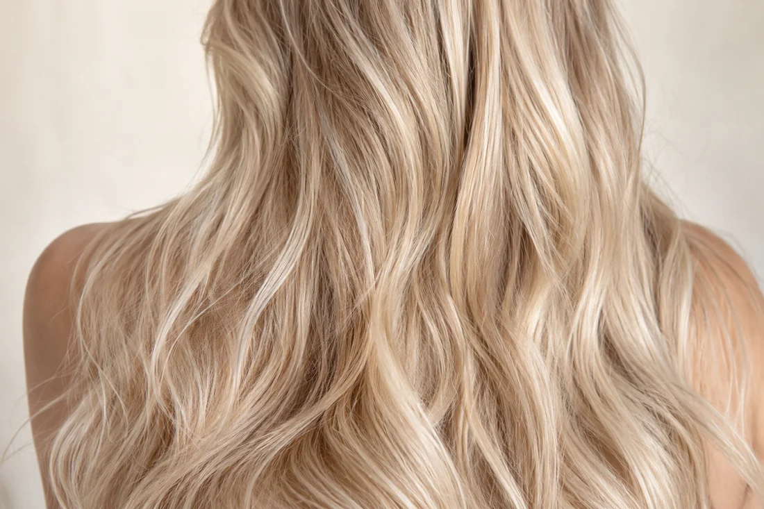 Direction de campagne La BlondX — détail de cheveux blonds créé avec l’IA
